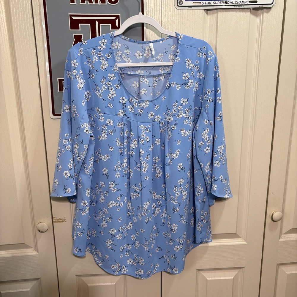 Women's Light Blue Floral Scoop Neck Tunic Top